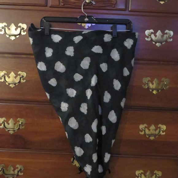 Black Square Scarf Wrap Sarong w/Modern White Polka Dot Print abt 39" x 39" - Picture 14 of 14